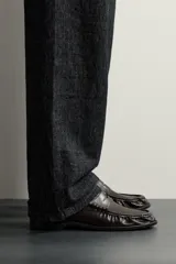 Mocasín de vestir para hombre en color marrón oscuro, con diseño clásico de antifaz en el empeine, detalle fruncido en la parte delantera y suela con ligero tacón.