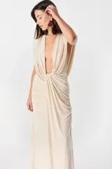 Vestido largo de fiesta color verde oliva, con escote profundo drapeado y falda con frunces laterales que aportan movimiento y caída fluida.