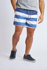 Short de baño con diseño de rayas horizontales anchas en azul y blanco. Cuenta con cintura elástica con cordón ajustable, bolsillos laterales y un bolsillo trasero. Incluye suspensor interno y logo bordado.