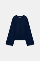 Camiseta azul marino de algodón Supima, cuello redondo y manga larga de corte ancho.