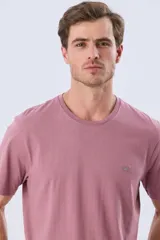 Remera lisa de manga corta y cuello redondo, color gris oscuro, de calce cómodo con pequeño logo bordado en el pecho.
