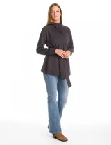 Campera de estilo envolvente color negro, confeccionada en tejido suave y elástico. Presenta cuello alto, mangas ranglan y cierre frontal oculto con botones a presión y cremallera. Incluye un lazo ajustable en la cintura para entallar la silueta, con puños y ruedo terminados en rib.