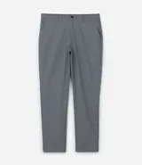 Pantalón de vestir slim fit color gris con estampado de cuadros escoceses en hilo teñido. Cuenta con cintura con trabillas, cierre tradicional y bolsillos laterales. Confeccionado en viscosa sostenible.