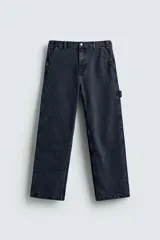 Jeans relaxed fit de corte holgado y amplio en toda la pierna, color negro con efecto lavado. Presenta tiro medio, bolsillos frontales, bolsillos traseros de plastrón y aplicación de tira multifunción en la pernera. Cierre frontal con cremallera y botón.