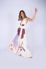 Vestido largo color fucsia, con escote halter y lazo en la cintura.