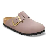 Zueco tipo mule de la línea Boston de Birkenstock, en color lila con acabado mate. Presenta una hebilla grande de metal dorado y una plantilla de corcho natural con suela de goma negra.