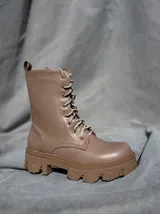 Borcego color beige con cordones y suela track.