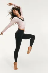 Leggings de yoga negros de tiro alto, confeccionados con tejido funcional SoftMove™ y tecnología Lycra® Sport para un efecto segunda piel y mayor elasticidad. Incorporan DryMove™ para absorber el sudor. Cuentan con cintura ancha plegable y un bolsillo pequeño lateral.