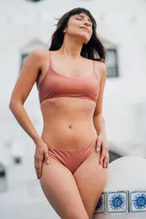 Bikini bottom color salmón, corte semivedetina sin costuras, fabricado con lycra premium metalizada.