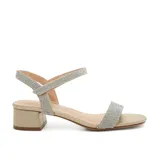 Sandalia de tacón cuadrado bajo, color dorado, con tiras decoradas con strass brillante en el empeine y en la pulsera del tobillo con cierre de hebilla.