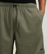 Bermuda verde militar para hombre, confeccionada en tela liviana de viscosa y cáñamo, con cintura elástica, cordón para ajuste y bolsillos laterales.