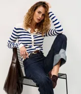 Cardigan de punto Marfinno con diseño de rayas horizontales rojas y blancas, de corte ajustado, cuello redondo, manga larga y cierre frontal con botones.