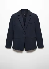 Blazer de corte entallado y diseño recto, con solapas con muesca, hombros estructurados y cierre frontal de un botón. Cuenta con dos bolsillos de ribete delanteros, abertura posterior y forro interior.