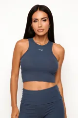 Musculosa cropped de tejido acanalado color azul, con cuello redondo y diseño al cuerpo. Presenta el logo de la marca bordado en el centro del pecho.