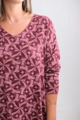 Sweter de punto amplio con escote en V y manga larga, con estampado geométrico de mosaicos en tonos bordó.