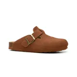 Zueco casual de mujer Marco Donatti modelo Karim, confeccionado en gamuza marrón, con suela de corcho y hebilla metálica ajustable en el empeine.