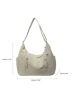 Bolso hobo grande color gris topo, de tela suave y liviana, con correa de hombro ajustable y dos bolsillos frontales con cierre.
