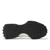 Championes New Balance 327 color naranja y blanco, con suela de goma negra.