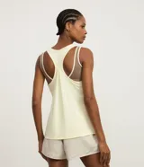 Musculosa deportiva Get Over de microfibra color blanco, con diseño estilo nadador, escote U y textura perforada.