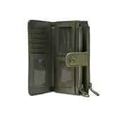 Billetera XL modelo Sasha, confeccionada en material símil cuero con textura granulada en color verde oliva. Presenta un cierre principal con solapa y broche a presión decorado con una flor metálica, además de un compartimento superior con cierre. Incluye el logo de la marca en metal en el frente.