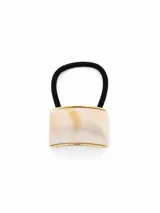 Colero para el cabello con elástico negro y detalle decorativo rectangular con acabado tipo mármol en tonos beige y borde dorado.