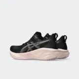 Championes de running Asics Novablast 5, color rosado con suela de plataforma geométrica en tono más oscuro. Presentan capellada de malla jacquard transpirable y sistema de amortiguación FF BLAST MAX.