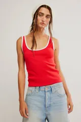 Musculosa de punto acanalado roja con vivos blancos en contraste en el escote y las tiras, de calce ajustado y corte corto.