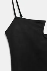 Top de poliamida color negro con escote recto, abertura frontal tipo gota y tirantes finos ajustables.