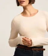 Blusa de algodón color negro, de corte ajustado, con cuello redondo y mangas largas.