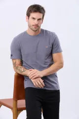 Remera lisa de manga corta y cuello redondo, color gris oscuro, de calce cómodo con pequeño logo bordado en el pecho.