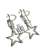 Par de aros colgantes plateados con gancho, eslabones y dije de estrella calada.