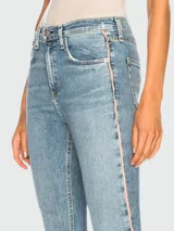 Pantalón de jean elastizado celeste, corte skinny, con bolsillos delanteros y traseros, y una franja vertical rosada en los laterales.