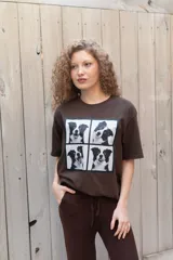 Remera blanca de algodón con estampa frontal dividida en cuatro paneles con fotos de un perro galgo.