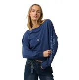 Buzo Rip Curl estilo off shoulder de color azul, con diseño holgado, mangas largas y estampa con el nombre de la marca en la manga.