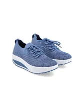 Championes Hush Puppies modelo Amaze, color azul, confeccionados en tejido flyknit transpirable con efecto guante. Presentan suela de plataforma blanca con diseño estriado y plantilla de tecnología memory foam para mayor amortiguación.