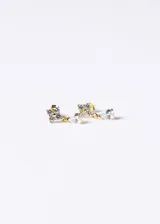 Aros colgantes de plata 925 con baño de oro 18k, formados por un diseño floral superior de circonias y un dije colgante en forma de gota con piedra transparente.