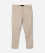 Pantalón de sarga corte slim, color negro, con cintura con trabillas, cierre tradicional y bolsillos laterales y traseros.