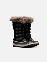 Bota de invierno impermeable Sorel modelo Joan Of Arctic, color negro, con base de caucho vulcanizado, empeine de ante, ribete de piel sintética en la parte superior de la caña y cordones frontales con anillas metálicas.
