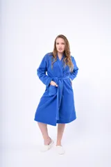 Bata azul marino de toalla con cuello esmoquin, lazo para ajustar en la cintura y bolsillos laterales.