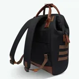 Mochila Cabaia Adventurer Managua negra con detalles en cuero sintético marrón. Tiene sistema MOLLE, compartimento acolchado para tablet o PC, correa para sujetar a la maleta y tirantes acolchados antitranspirantes.