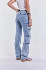 Pantalón cargo de denim celeste con bolsillos laterales con fuelle y cierre de botón.