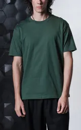 Remera de manga corta y cuello redondo, con calce regular y detalle de recorte en la espalda. Confeccionada en algodón premium de tacto suave.