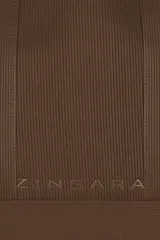 Bolso tipo shopper grande de color tostado, con diseño de textura acanalada y asas largas para llevar al hombro. Presenta el logo de la marca Zingara grabado en la parte frontal inferior.