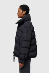 Chaqueta puffer corta negra de nailon con cuello alto y cierre frontal con cremallera.