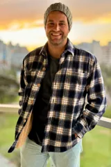 Camisa leñadora a cuadros azul marino y beige con interior de piel sintética color beige.