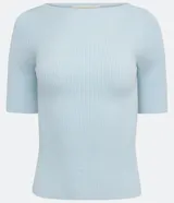 Blusa de punto acanalada color marfil, con cuello barco y mangas cortas, de corte ajustado al cuerpo de la marca Marfinno.