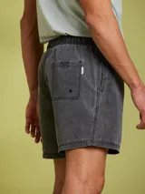 Short de baño azul con cintura elástica y cordón ajustable.