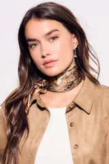 Pañuelo tipo bandana de tela ligera con estampado paisley en tonos marrones, mostaza y negro.