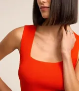 Blusa cropped negra de punto con escote cuadrado y breteles anchos.