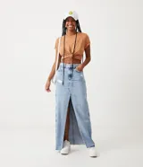 Remera básica de manga corta y cuello redondo, confeccionada en algodón de color celeste.